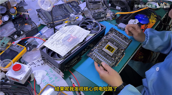 RTX 5090D PCIe金手指不翼而飞！换了个RTX 5090借尸还魂