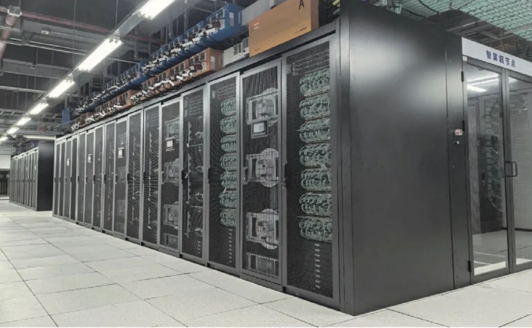 火车在站台旁<br/><br/>中度可信度描述已自动生成