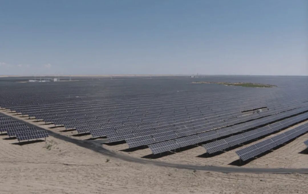 沙滩上有椅子<br/><br/>描述已自动生成