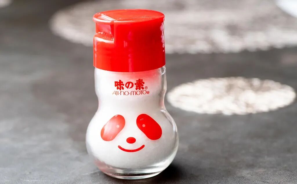 味之素公司於 1909 年成立，至今已經有 116 年的歷史，在日本可說是家喻戶曉的食品及調味料製造商，其產品包括調味料、清湯及冷凍食品等等。
