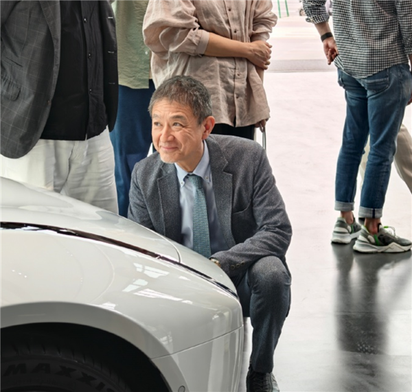 GTR之父参观小鹏P7后无奈苦笑：赛道潜力巨大 自己也想买一台