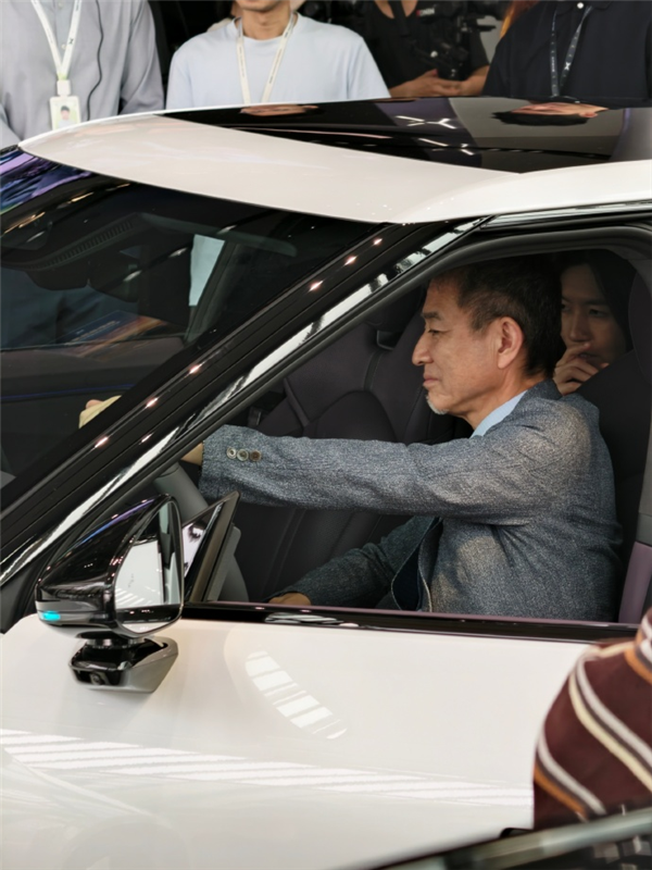 GTR之父参观小鹏P7后无奈苦笑：赛道潜力巨大 自己也想买一台