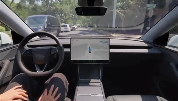 特斯拉严打“FSD越狱”：用户将承担事故全责并失去保修