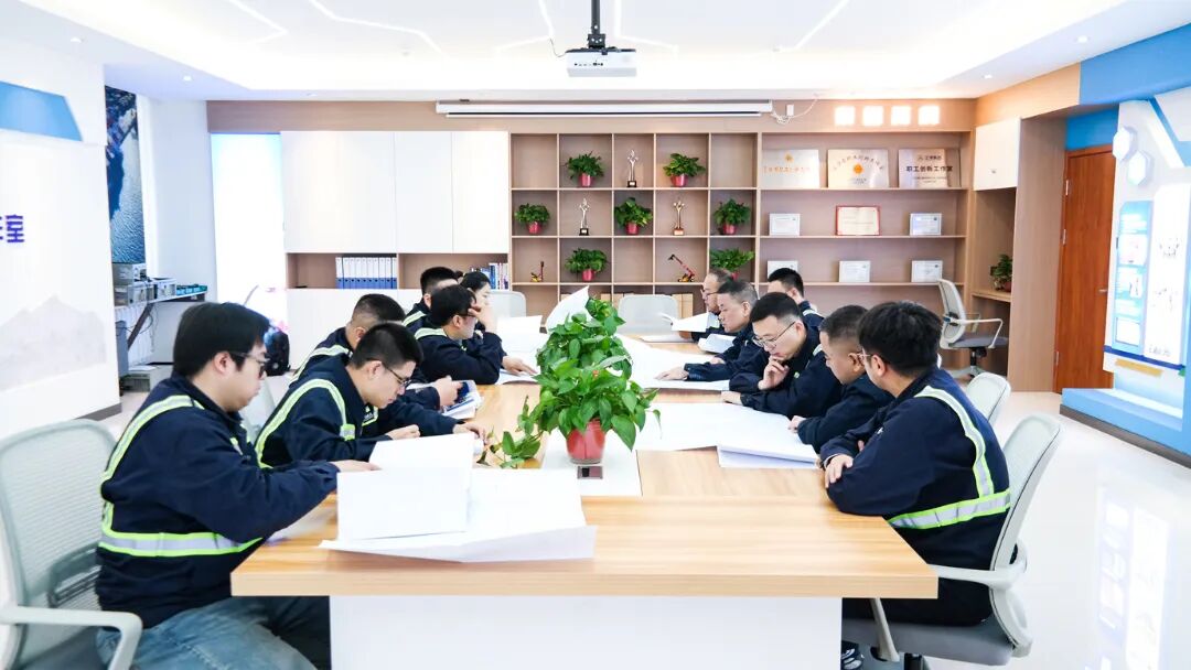 围坐共研聚合力，思想交锋绽新花，集体智慧汇流，勾勒创新蓝图，团队协作铸就卓越未来 拷贝.jpg