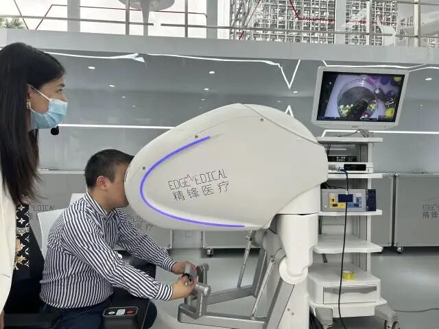 拥有自主知识产权的深圳精锋医疗国产手术机器人。李荣华 摄