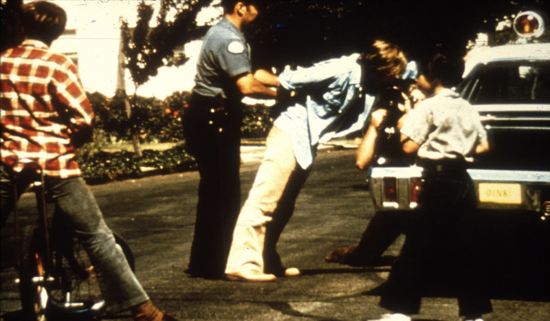 囚犯组志愿者被戴上手铐。图片来自津巴多所创网站“prisonexp”。