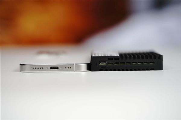 疾速14200MB/s！长江存储PE501 61.44TB图赏