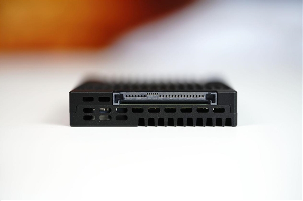 疾速14200MB/s！长江存储PE501 61.44TB图赏