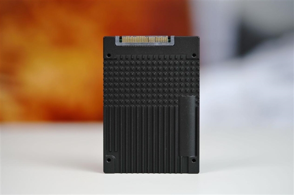 疾速14200MB/s！长江存储PE501 61.44TB图赏