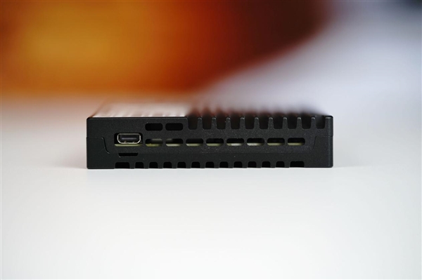 疾速14200MB/s！长江存储PE501 61.44TB图赏