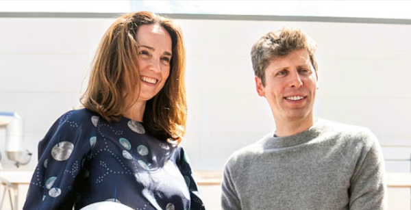 CFO萨拉·弗莱尔（左）