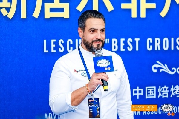 裁判长Jeffrey Cagnes先生在颁奖典礼上致辞