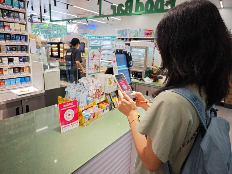久久公益节期间，顾客可通过便利店里的“小红花码”进行爱心捐赠，参与公益活动