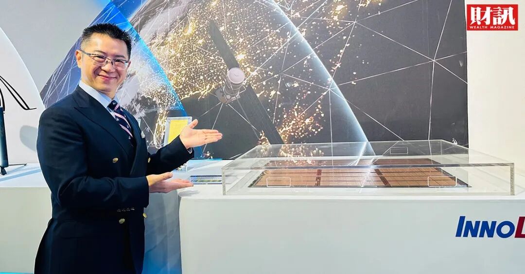 ▲群创董事长洪进扬展示620mm*750mm的重布线(RDL)面板级封装技术。