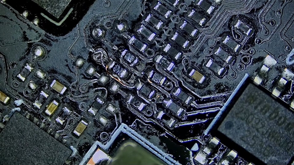 胆太肥了！玩家在3.4万元的RTX 5090上练习焊接 结局惨烈