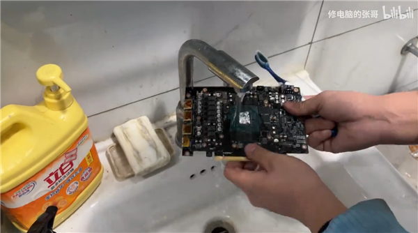 夫妻吵架老婆怒砸显卡泄愤！不解气再浇食用油：张哥极限抢救还是成残疾