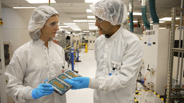 英伟达锁定CoWoS产能 台积电/英特尔加速美国封装布局