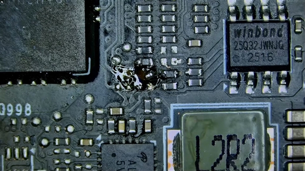 胆太肥了！玩家在3.4万元的RTX 5090上练习焊接 结局惨烈