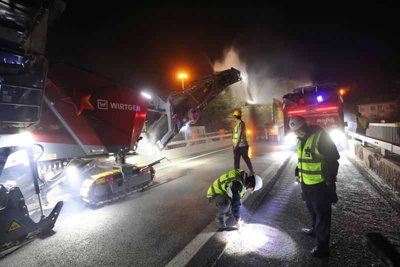 工程机械设备对桥面沥青进行铣刨。新京报记者 王贵彬 摄