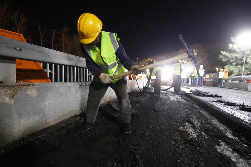 工作人员正在施工。新京报记者 王贵彬 摄