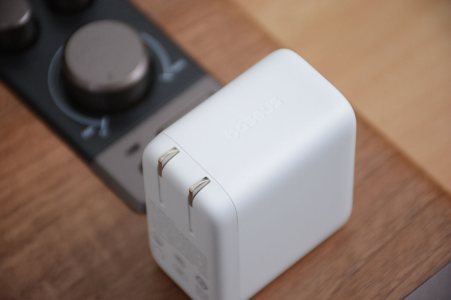 高功率+小体积：倍思小冰充充电器100W