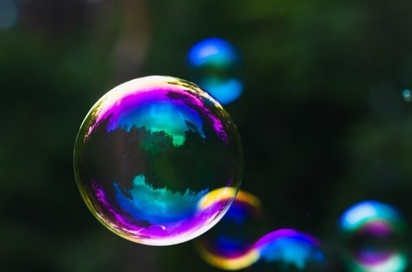 结构色技术灵感源于自然界，通过微观结构调控光线，让色彩随视角流动变幻