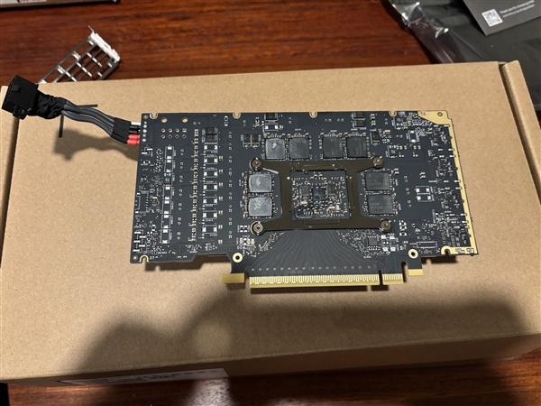 Intel锐炫Pro B70全网首拆！PCB、散热器设计揭晓