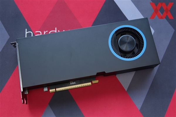 Intel锐炫Pro B70四卡并联首测！功耗达720W