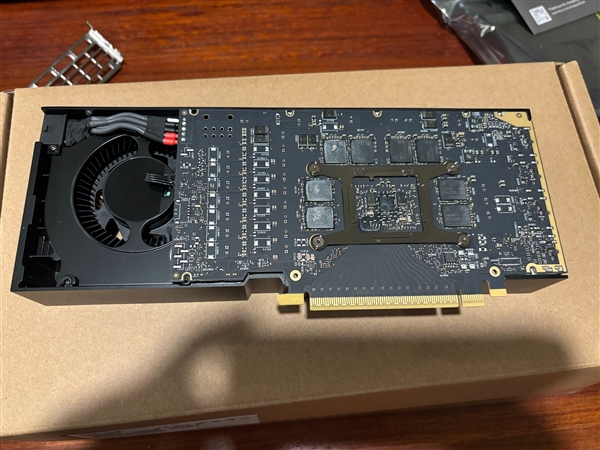 Intel锐炫Pro B70全网首拆！PCB、散热器设计揭晓
