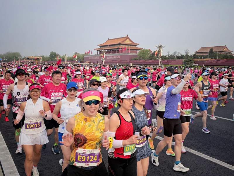 两万多名选手跑出天安门广场。