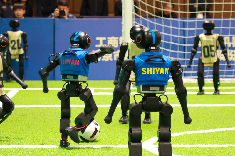 两组人形机器人开展3V3足球比赛。图/北京教育融媒体中心