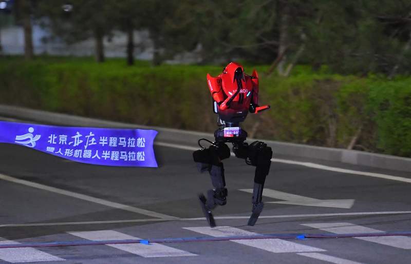 参加测试的机器人跑过终点。