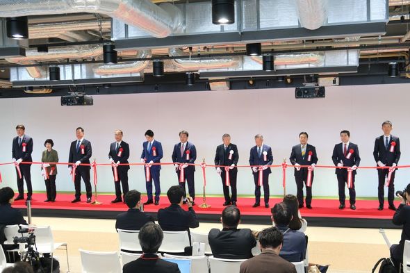 テープカットの様子