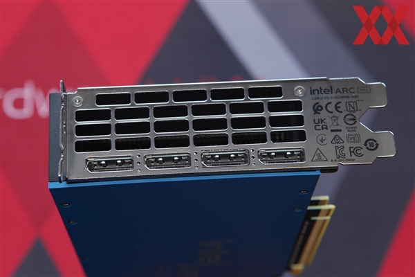 Intel锐炫Pro B70四卡并联首测！功耗达720W