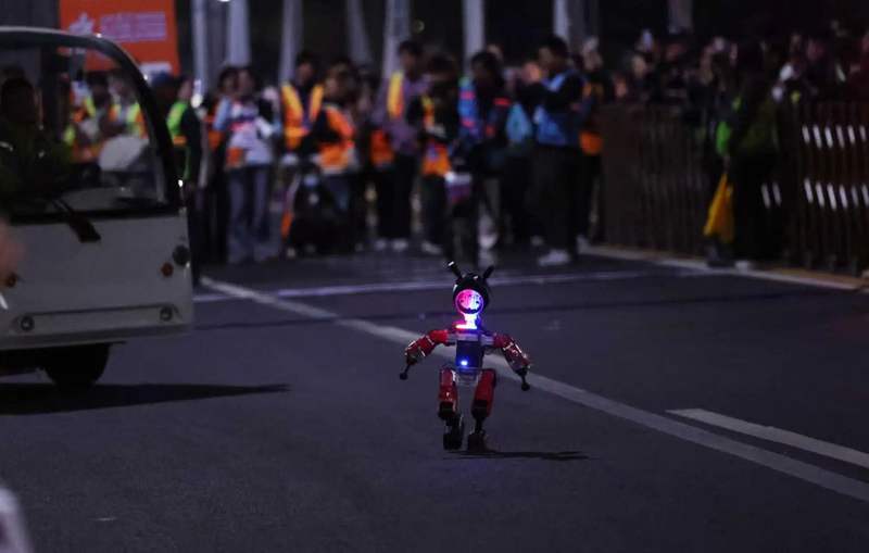 一款小机器人跑出起点。