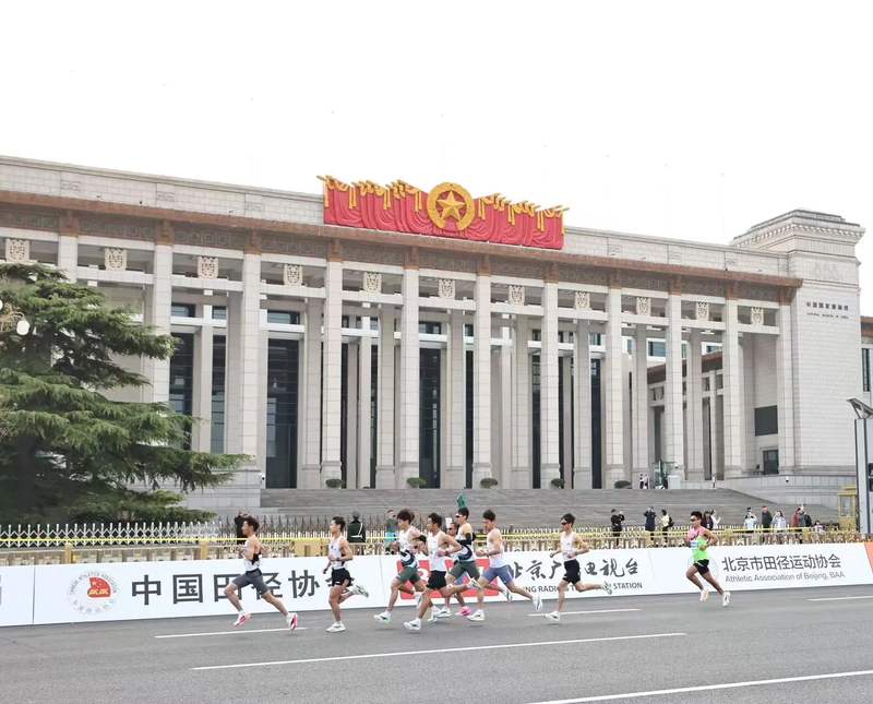 第一梯队选手领先冲出起点。