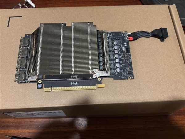 Intel锐炫Pro B70全网首拆！PCB、散热器设计揭晓