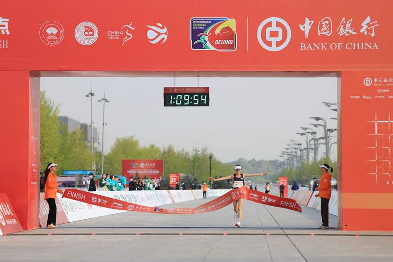 女子组冠军由许双双夺得，成绩为1小时09分54秒。