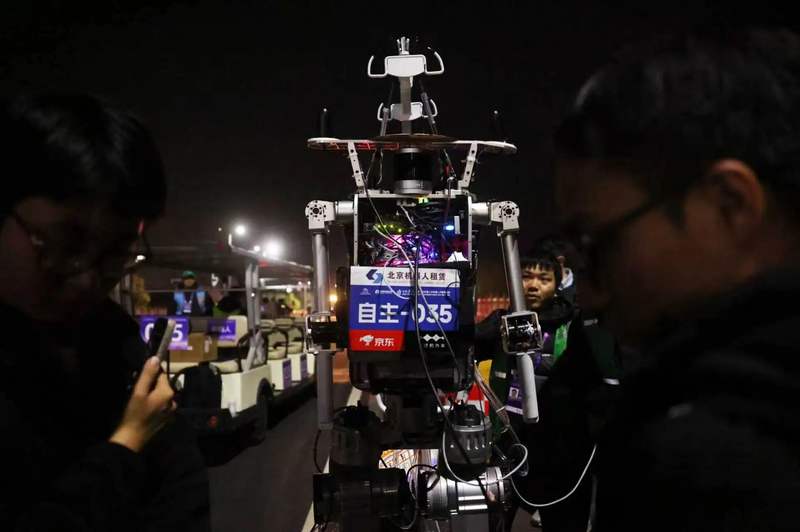 技术人员调试参赛机器人。