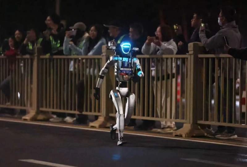 一款步态优雅的机器人在赛道上奔跑。