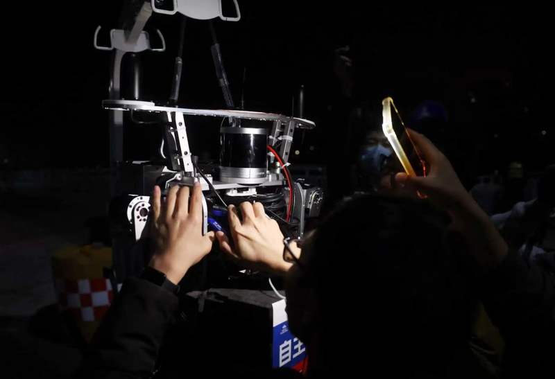 技术人员对参赛机器人做赛前检查。