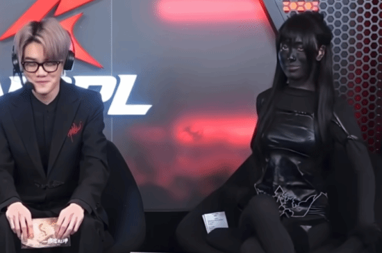 穿衣不自由！女解说被批裙子太短 全身涂黑上镜回击