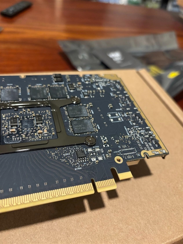 Intel锐炫Pro B70全网首拆！PCB、散热器设计揭晓