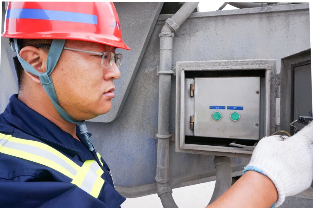 张晓冬正在检查设备运行状况 (1) 拷贝.jpg