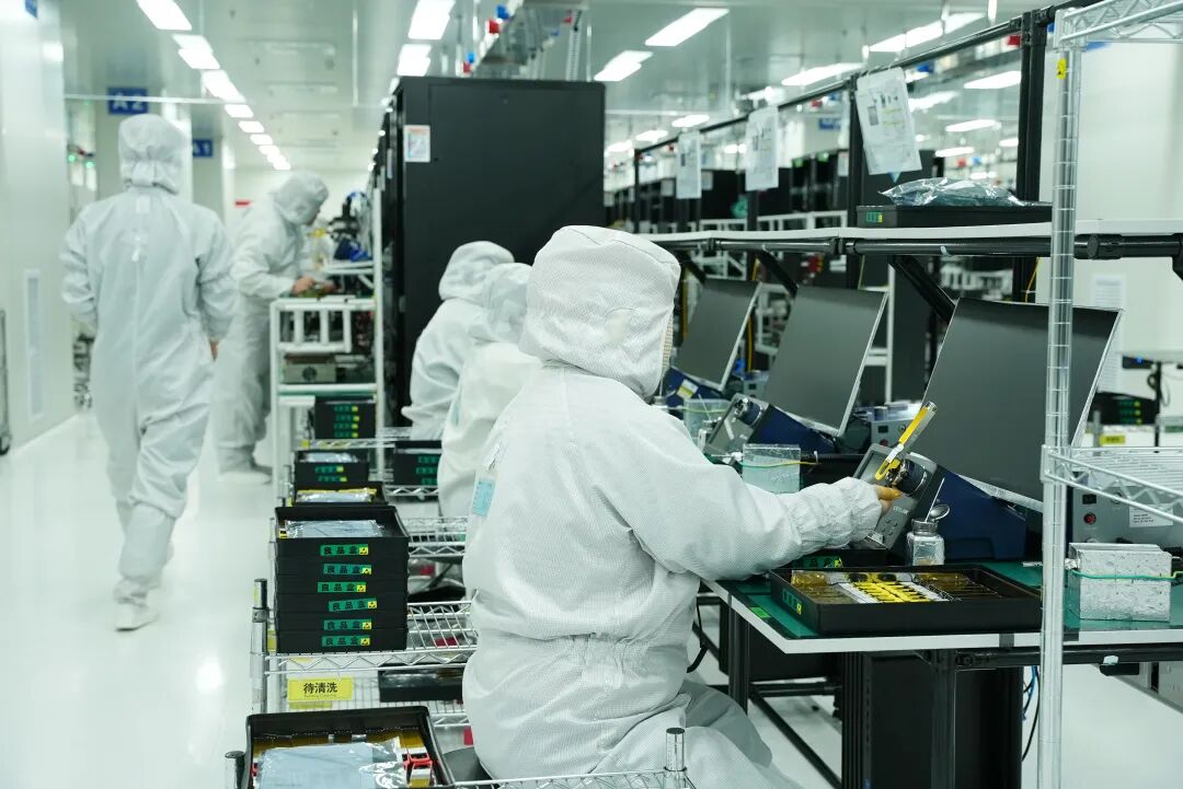 华工科技高速率光模块生产车间。