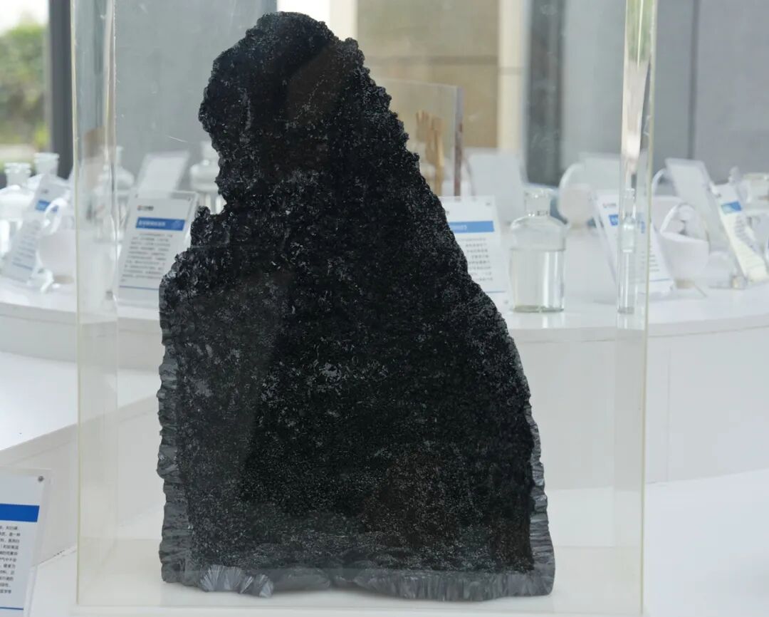 三峡实验室展厅展示的黑磷样品。图片来源：三峡实验室