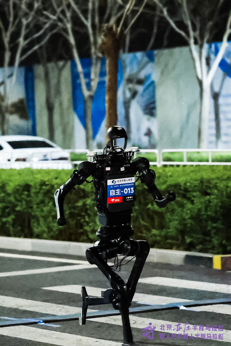 宇树科技H1机器人参加人形机器人半程马拉松测试活动。