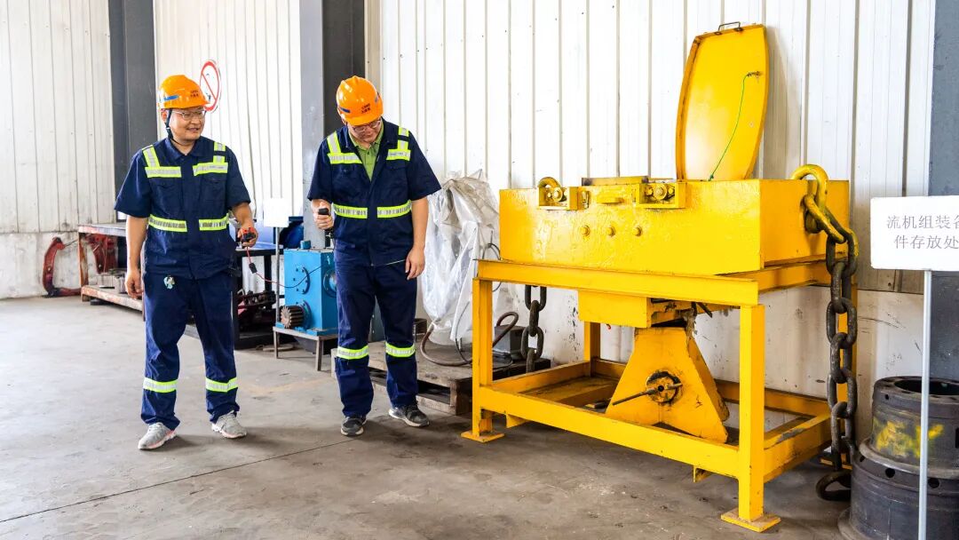 工作室成员现场查看设备情况 拷贝.jpg