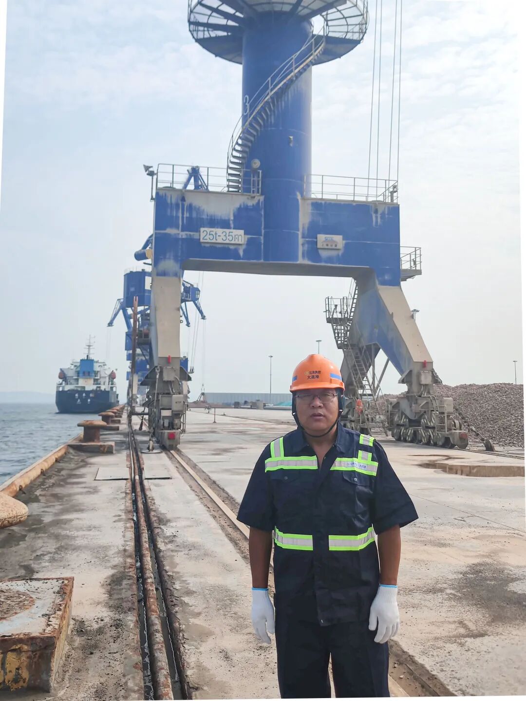 张晓冬在码头现场 拷贝.jpg