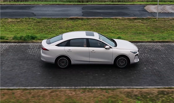 配上汽自研全铝发动机 全新荣威i6预售：限时6.59万起